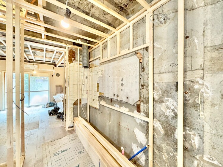 キッチン ◆キッチン◆美しく使いやすいキッチンは油汚れが簡単に拭き取れる素材で加工されており、浄水器シャワーから流す水の音を軽減する静かなシンクを採用。見えないところにさり気ない配慮が嬉しいですね