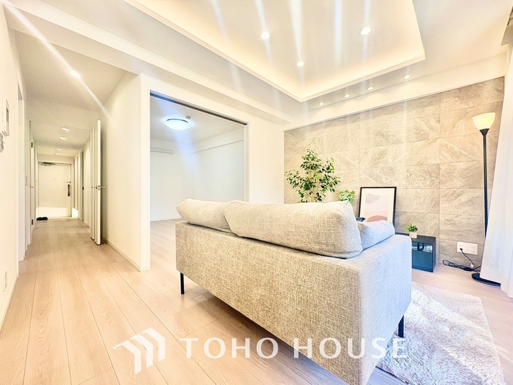 内装 ◆木漏れ日◆の様な採光が優しく足元を照らし、心地いい暮らしの道しるべを写し出す。この空間で過ごす家族との語らいの時間がとても素敵で幸せを感じるかもしれない。