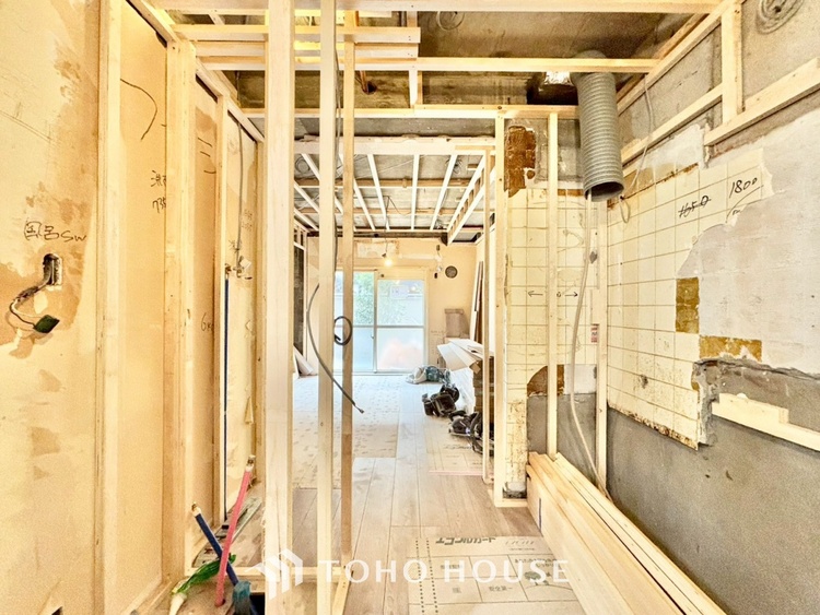 キッチン ◆キッチン◆美味しい料理を作りたくなるような気持にさせてくれる、腕を振るえる自慢のスペース。見上げると柔らかなダウンライトが包み込み、彩りを添えます。艶と光沢のある居心地の良いわが家のキッチン。