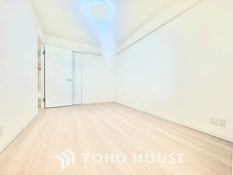 内装 ◆間接照明◆白色の光が僕達を大人な気分にさせる。静かで優しく語りかけるその光は、今日の終わりを告げてくれ、でも明日にはいい事が必ず来るよ。そんな囁きが聞こえてくる