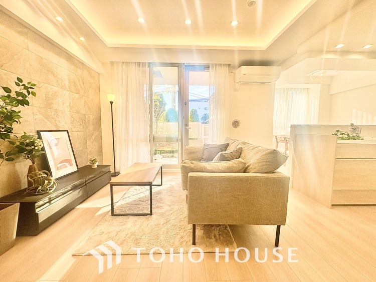 内装 ◆リビング◆たくさんの窓から注ぐ太陽の光。時間の経過とともに光と影のコントラストがこの空間のムードを変え、部屋に変化と温もりをもたらしてくれる。