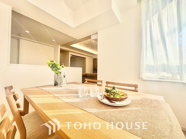 内装 ◆隠された美しさ◆流麗な音楽が流れているような繊細でいながら整然かつ堅牢なこの空間。この空間は確かに美しい。しかし、そこには美しさ以上のものが隠されている。