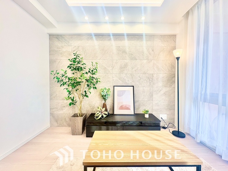 内装 ◆今宵の食卓◆ダウンライトに反射するグラスを眺めながらワインを注ぐ。トクトクと心地いい音をさせながら、フランスの古城を思わせる薫りがたちこめ、とても幸せな時を過ごせる。