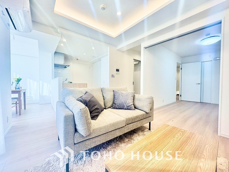 内装 ◆窓を開けると◆冷涼な風、そよぐリビング。だんらんの場所はここから始まり、ここで終わる。家族の笑顔が集う素敵な場所だから、こだわり抜いた思いが詰まっているのだと思う。