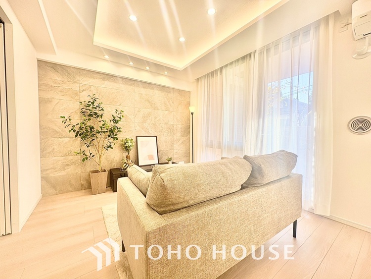 内装 ◆リビング◆そこには目を輝かせ笑顔で見つめてくれる君がいて、「おかえり」の言葉がこだまする。何気ない日々の挨拶は僕にとっては幸せで、同時に君の瞳にも恋している。