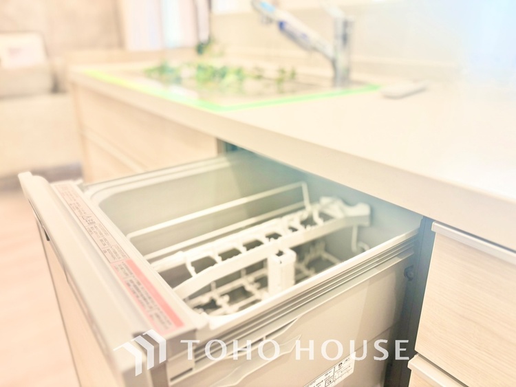 キッチン ◆キッチン◆美しく使いやすいキッチンは油汚れが簡単に拭き取れる素材で加工されており、浄水器シャワーから流す水の音を軽減する静かなシンクを採用。見えないところにさり気ない配慮が嬉しいですね