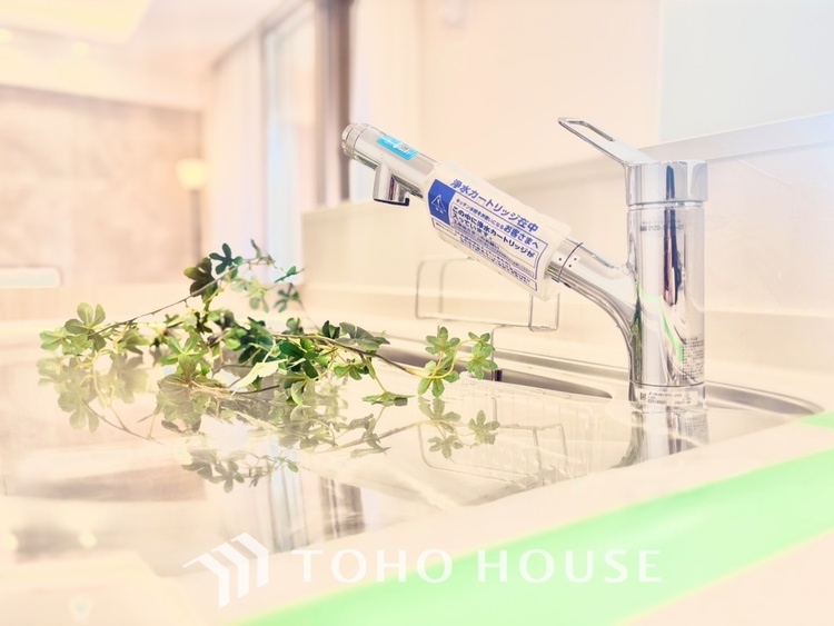 キッチン ◆今宵の食卓◆ダウンライトに反射するグラスを眺めながらワインを注ぐ。トクトクと心地いい音をさせながら、フランスの古城を思わせる薫りがたちこめ、とても幸せな時を過ごせる。