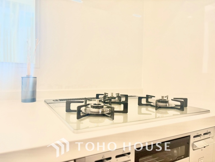 キッチン ◆キッチン◆美味しい料理を作りたくなるような気持にさせてくれる、腕を振るえる自慢のスペース。見上げると柔らかなダウンライトが包み込み、彩りを添えます。艶と光沢のある居心地の良いわが家のキッチン。