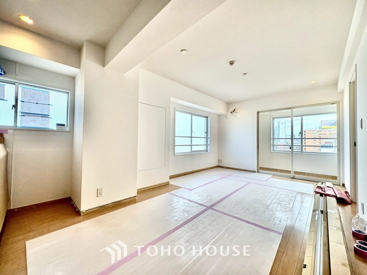 内装 ここはみんなが集い、食事と楽しい会話が始まる場所。話に夢中になりすぎて、ついつい時を忘れ、夜半過ぎになってしまう。そんな束の間の幸せを感じさせてくれます。