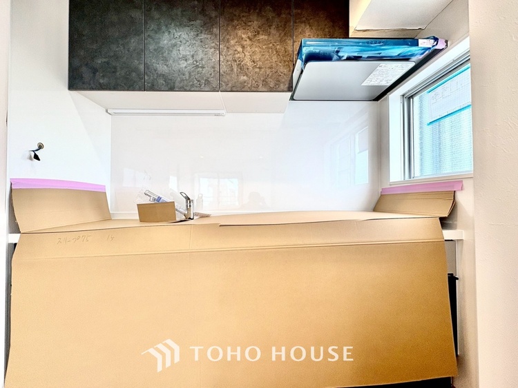 キッチン 手元の収納から、足元の収納までが全てスライド式で、奥のスペースまで有効に活用できます。奥まで上から見渡せるので、たまにしか使わない調理器具もサッと取出せます。