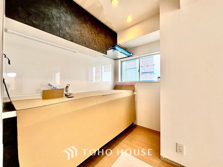 キッチン ◆愛育◆キッチンは家族の絆を育む大切な空間。シンプルで使い易いSystemKitchenで愉しく作る料理は愛情のある美味しいご馳走に。家族で使える広々としたダイニングキッチンです。