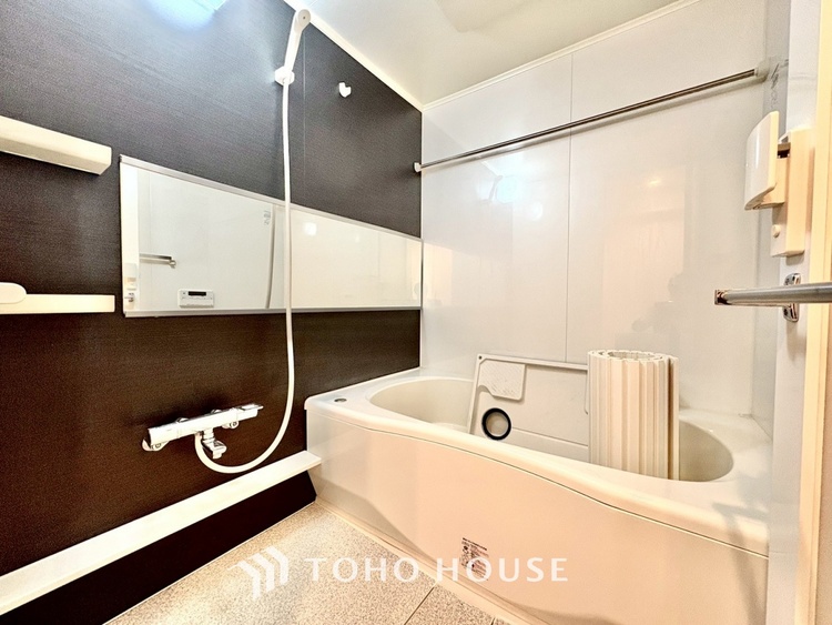 風呂 【浴室】《一日の疲れを落としてくれる場所は、落ち着く場所でなければならない》　高級感溢れるカラーと大きさ・柔らかな曲線で構成された半身浴も楽しめるバスタブが心地よさをもたらします。