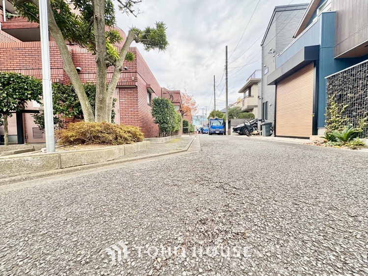 内装 ここはみんなが集い、食事と楽しい会話が始まる場所。話に夢中になりすぎて、ついつい時を忘れ、夜半過ぎになってしまう。そんな束の間の幸せを感じさせてくれます。