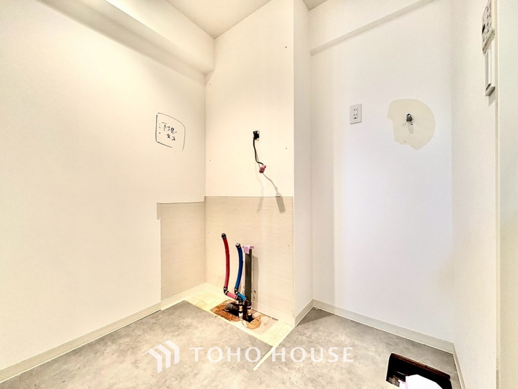 洗面 気持ちの良い朝をつくりだし、夕方には笑顔を取り戻させてくれるミラー。パウダールームはいつでも本来の自分を取り戻せる空間。明るく仕上げてあります。