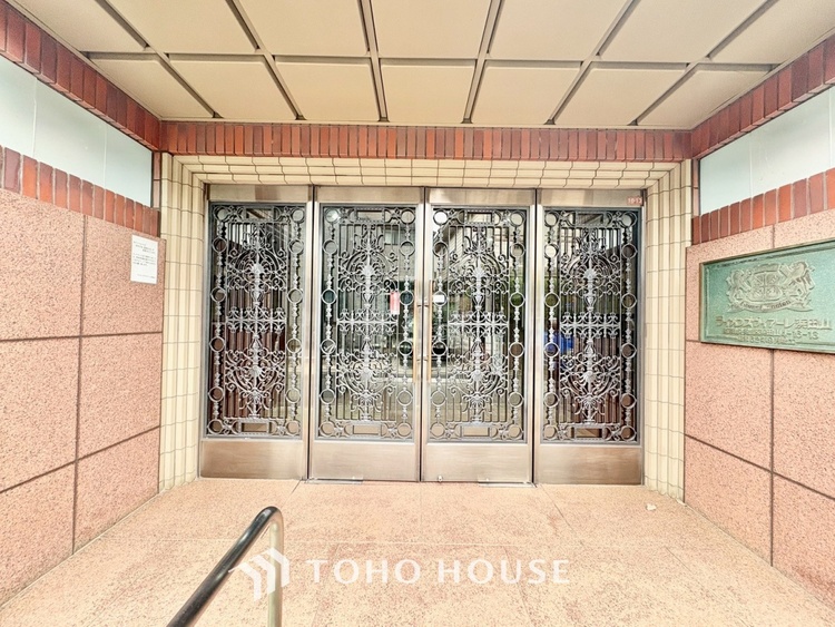 キッチン 手元の収納から、足元の収納までが全てスライド式で、奥のスペースまで有効に活用できます。奥まで上から見渡せるので、たまにしか使わない調理器具もサッと取出せます。