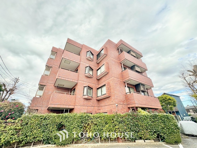 トイレ 清潔感あるホワイト調のクロスと温もり溢れるモダンカラーの床材が見事に調和した本邸宅は、毎日の生活を少しでも快適に過ごして頂ける様に落ち着いた雰囲気作りから行っています。