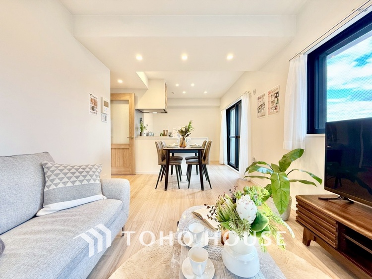 内装 ◆木漏れ日◆の様な採光が優しく足元を照らし、心地いい暮らしの道しるべを写し出す。この空間で過ごす家族との語らいの時間がとても素敵で幸せを感じるかもしれない。