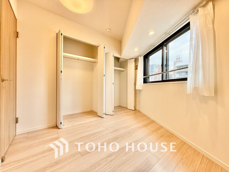 内装 ◆間接照明◆オレンジ色の光が僕達を大人な気分にさせる。静かで優しく語りかけるその光は、今日の終わりを告げてくれ、でも明日にはいい事が必ず来るよ。そんな囁きが聞こえてくる