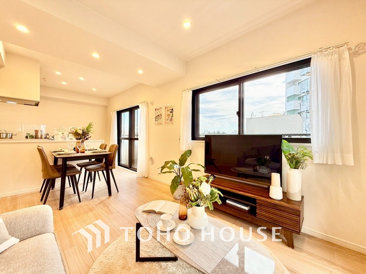 内装 ◆リビング◆たくさんの窓から注ぐ太陽の光。時間の経過とともに光と影のコントラストがこの空間のムードを変え、部屋に変化と温もりをもたらしてくれる。