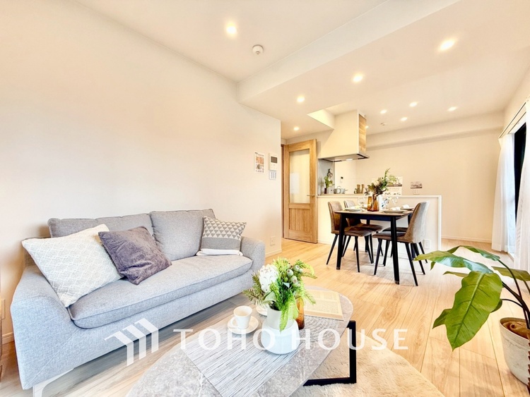 内装 ◆色彩◆この空間に放たれた光は華美なまでに演出されたデザイン。流れる時をより芳醇なコーヒーの様な色彩奏でるアダージョ。そして情景豊かな作品のような暮らしがイメージできる。