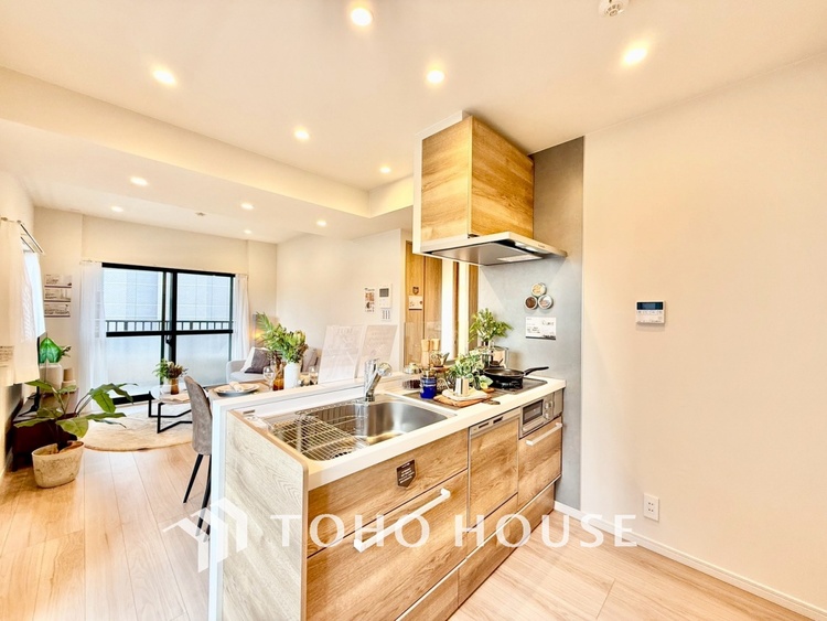 内装 ◆今宵の食卓◆ダウンライトに反射するグラスを眺めながらワインを注ぐ。トクトクと心地いい音をさせながら、フランスの古城を思わせる薫りがたちこめ、とても幸せな時を過ごせる。