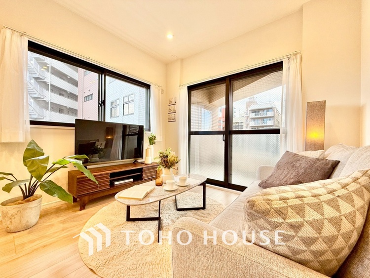 内装 ◆窓を開けると◆冷涼な風、そよぐリビング。だんらんの場所はここから始まり、ここで終わる。家族の笑顔が集う素敵な場所だから、こだわり抜いた思いが詰まっているのだと思う。