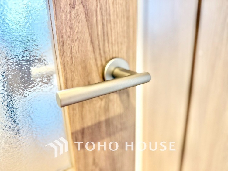 内装 ◆リビング◆そこには目を輝かせ笑顔で見つめてくれる君がいて、「おかえり」の言葉がこだまする。何気ない日々の挨拶は僕にとっては幸せで、同時に君の瞳にも恋している。