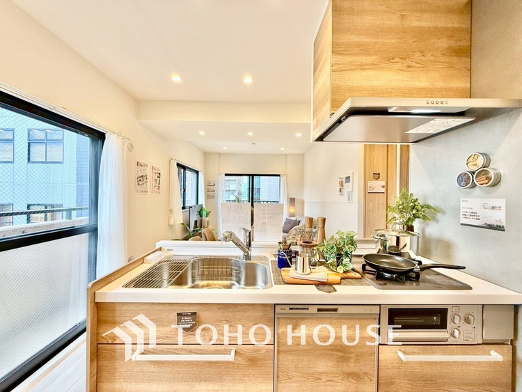 キッチン ◆キッチン◆美しく使いやすいキッチンは油汚れが簡単に拭き取れる素材で加工されており、浄水器シャワーから流す水の音を軽減する静かなシンクを採用。見えないところにさり気ない配慮が嬉しいですね