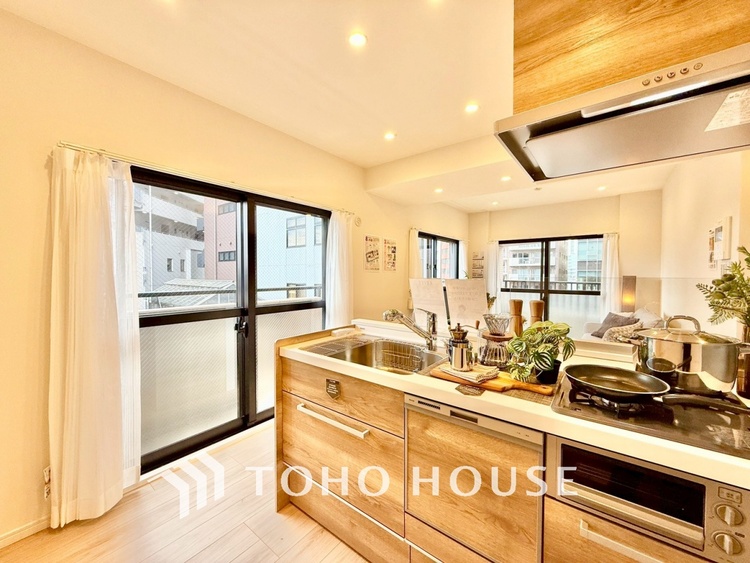 キッチン ◆今宵の食卓◆ダウンライトに反射するグラスを眺めながらワインを注ぐ。トクトクと心地いい音をさせながら、フランスの古城を思わせる薫りがたちこめ、とても幸せな時を過ごせる。