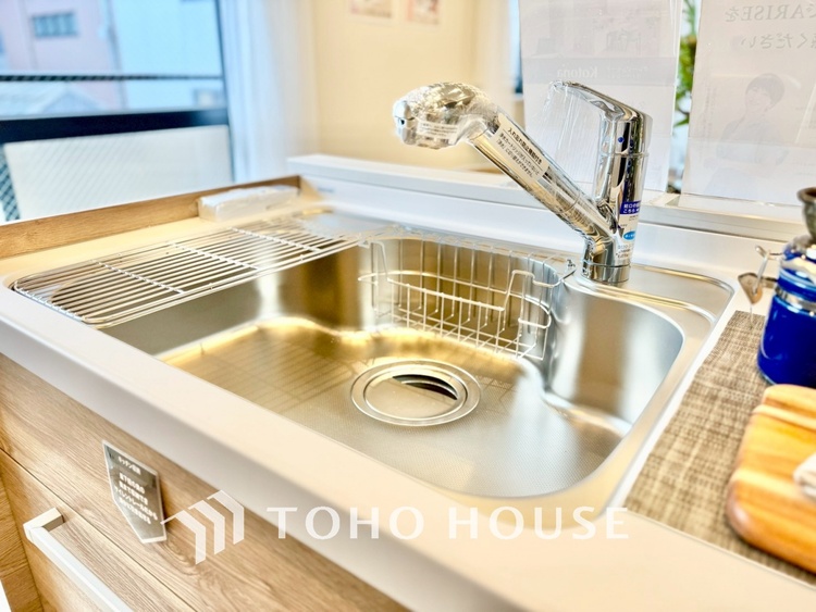 キッチン ◆キッチン◆美味しい料理を作りたくなるような気持にさせてくれる、腕を振るえる自慢のスペース。見上げると柔らかなダウンライトが包み込み、彩りを添えます。艶と光沢のある居心地の良いわが家のキッチン。