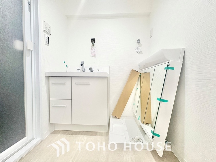 洗面 【WASHROOM】◆快適◆煌びやかな暮らしの中にも忘れたくない快適さ。大きな収納が助けてくれます。