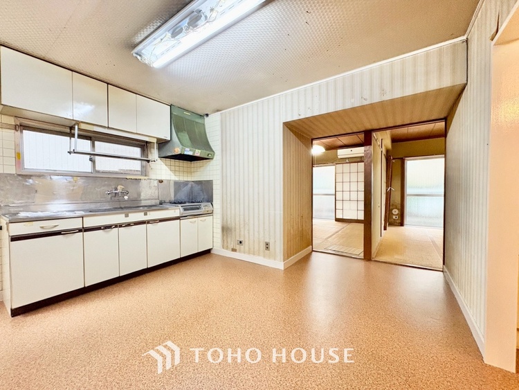 内装 ここはみんなが集い、食事と楽しい会話が始まる場所。話に夢中になりすぎて、ついつい時を忘れ、夜半過ぎになってしまう。そんな束の間の幸せを感じさせてくれます。