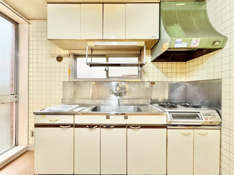 キッチン 手元の収納から、足元の収納までが全てスライド式で、奥のスペースまで有効に活用できます。奥まで上から見渡せるので、たまにしか使わない調理器具もサッと取出せます。