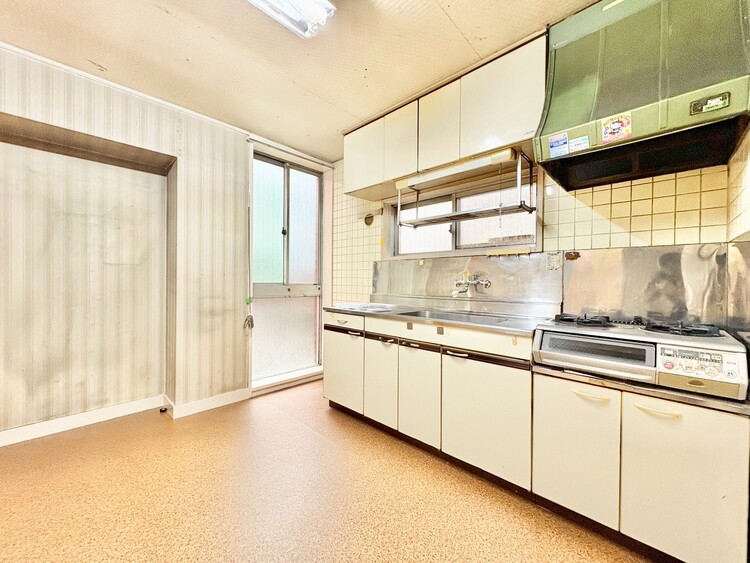 キッチン ◆愛育◆キッチンは家族の絆を育む大切な空間。シンプルで使い易いSystemKitchenで愉しく作る料理は愛情のある美味しいご馳走に。家族で使える広々としたダイニングキッチンです。