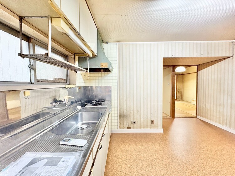 キッチン キッチンは家族の絆を育む大切な空間。シンプルで使い易いシステムキッチンで愉しく作る料理は愛情のある美味しいご馳走に。家族で使えるダイニングキッチンです。