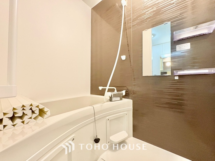 風呂 【浴室】《一日の疲れを落としてくれる場所は、落ち着く場所でなければならない》　高級感溢れるカラーと大きさ・柔らかな曲線で構成された半身浴も楽しめるバスタブが心地よさをもたらします。