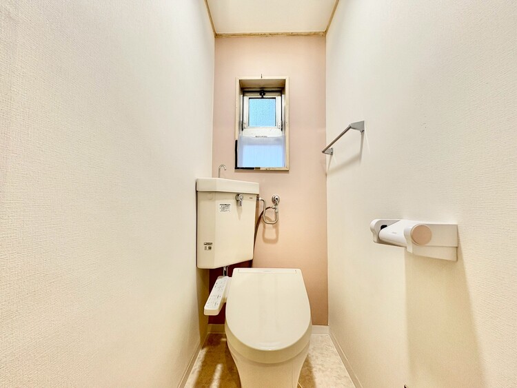 トイレ 清潔感あるホワイト調のクロスと温もり溢れるモダンカラーの床材が見事に調和した本邸宅は、毎日の生活を少しでも快適に過ごして頂ける様に落ち着いた雰囲気作りから行っています。