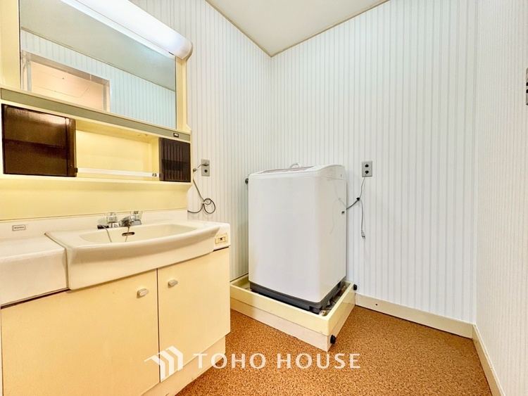 洗面 気持ちの良い朝をつくりだし、夕方には笑顔を取り戻させてくれるミラー。パウダールームはいつでも本来の自分を取り戻せる空間。明るく仕上げてあります。