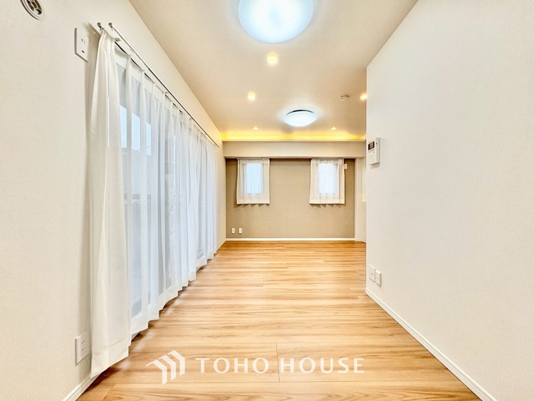 内装 ◆瀟洒な空間◆落ち着きのある彩が見事に調和させた瀟洒な空間を演出。ここに集まる家族の会話と笑顔が絶え間なく続く幸せな空間。