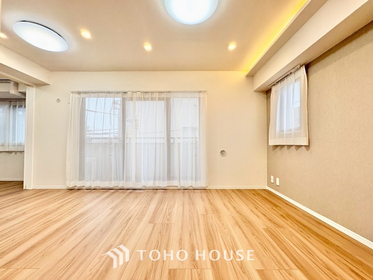 内装 ここはみんなが集い、食事と楽しい会話が始まる場所。話に夢中になりすぎて、ついつい時を忘れ、夜半過ぎになってしまう。そんな束の間の幸せを感じさせてくれます。