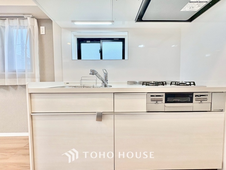 キッチン 手元の収納から、足元の収納までが全てスライド式で、奥のスペースまで有効に活用できます。奥まで上から見渡せるので、たまにしか使わない調理器具もサッと取出せます。