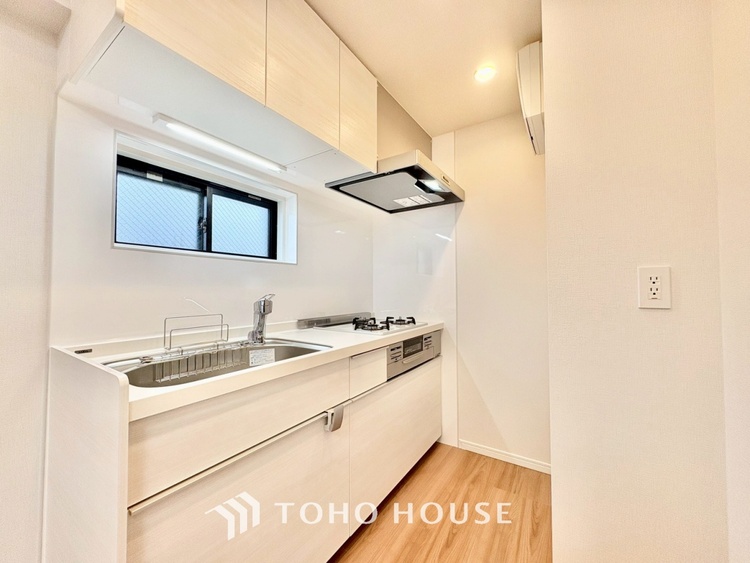 キッチン ◆愛育◆キッチンは家族の絆を育む大切な空間。シンプルで使い易いSystemKitchenで愉しく作る料理は愛情のある美味しいご馳走に。家族で使える広々としたダイニングキッチンです。