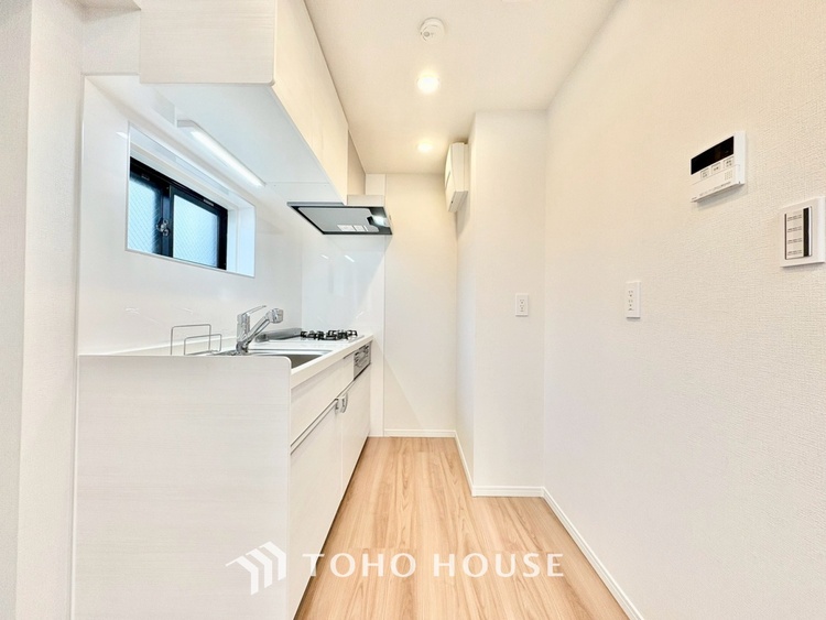 キッチン キッチンは家族の絆を育む大切な空間。シンプルで使い易いシステムキッチンで愉しく作る料理は愛情のある美味しいご馳走に。家族で使えるダイニングキッチンです。