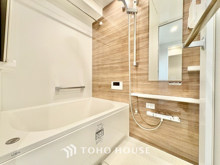 風呂 【浴室】《一日の疲れを落としてくれる場所は、落ち着く場所でなければならない》　高級感溢れるカラーと大きさ・柔らかな曲線で構成された半身浴も楽しめるバスタブが心地よさをもたらします。