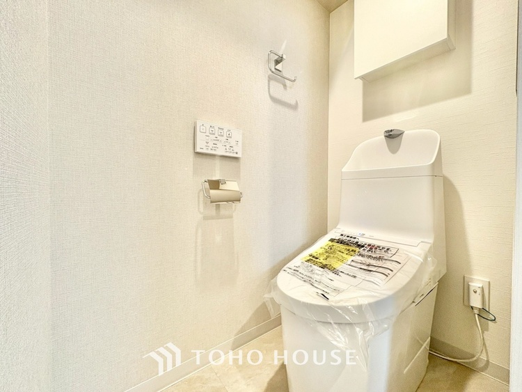 トイレ 清潔感あるホワイト調のクロスと温もり溢れるモダンカラーの床材が見事に調和した本邸宅は、毎日の生活を少しでも快適に過ごして頂ける様に落ち着いた雰囲気作りから行っています。