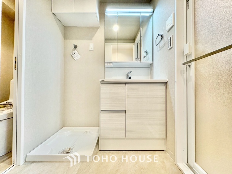 洗面 気持ちの良い朝をつくりだし、夕方には笑顔を取り戻させてくれるミラー。パウダールームはいつでも本来の自分を取り戻せる空間。明るく仕上げてあります。