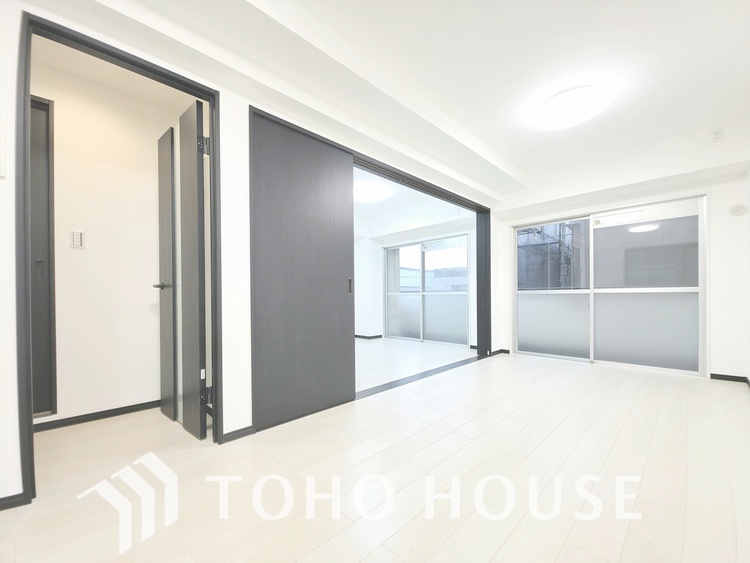 内装 陽光が降り注ぐ、開放的な大空間です。家族の絆を育み、ゲストをもてなす舞台となる、心豊かな団らんの時間が流れます。