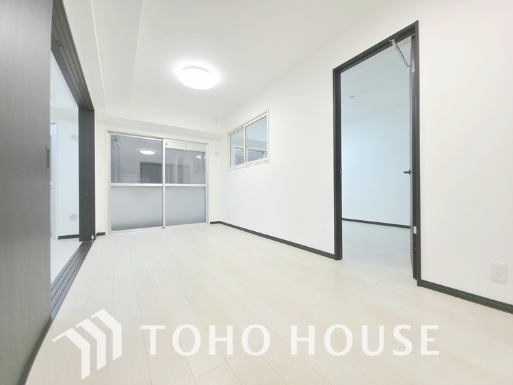 内装 陽光が降り注ぐ、開放的な大空間です。家族の絆を育み、ゲストをもてなす舞台となる、心豊かな団らんの時間が流れます。