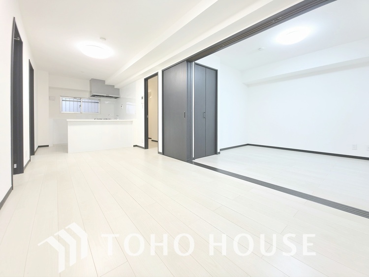 内装 陽光が降り注ぐ、開放的な大空間です。家族の絆を育み、ゲストをもてなす舞台となる、心豊かな団らんの時間が流れます。