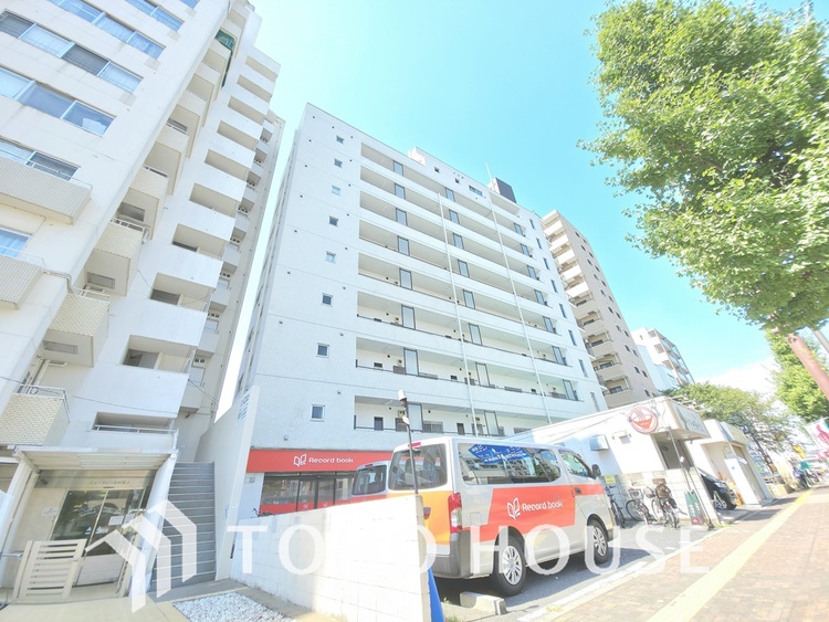 外観 街の景観を牽引するような、洗練されたデザインのレジデンスです。圧倒的な存在感を放ち、住まう人のステータスを象徴します。